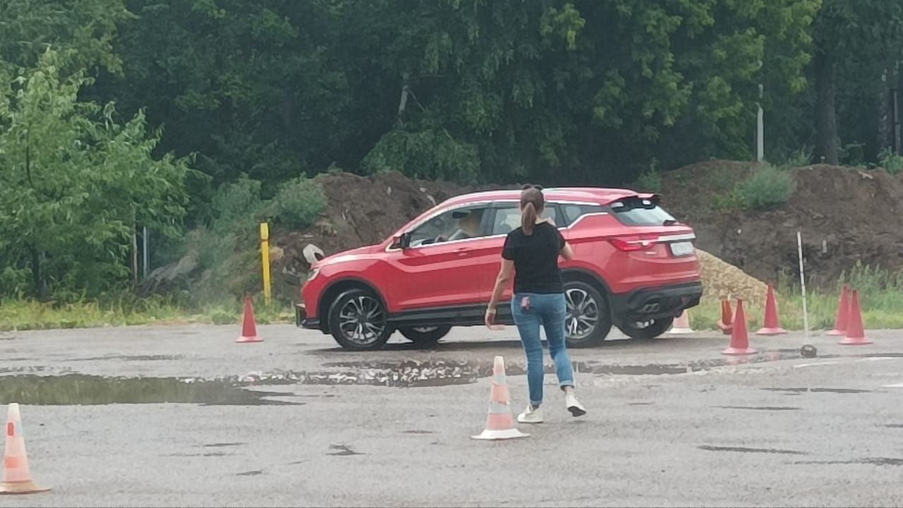 Девять высокогорских автоледи продемонстрировали свое мастерство