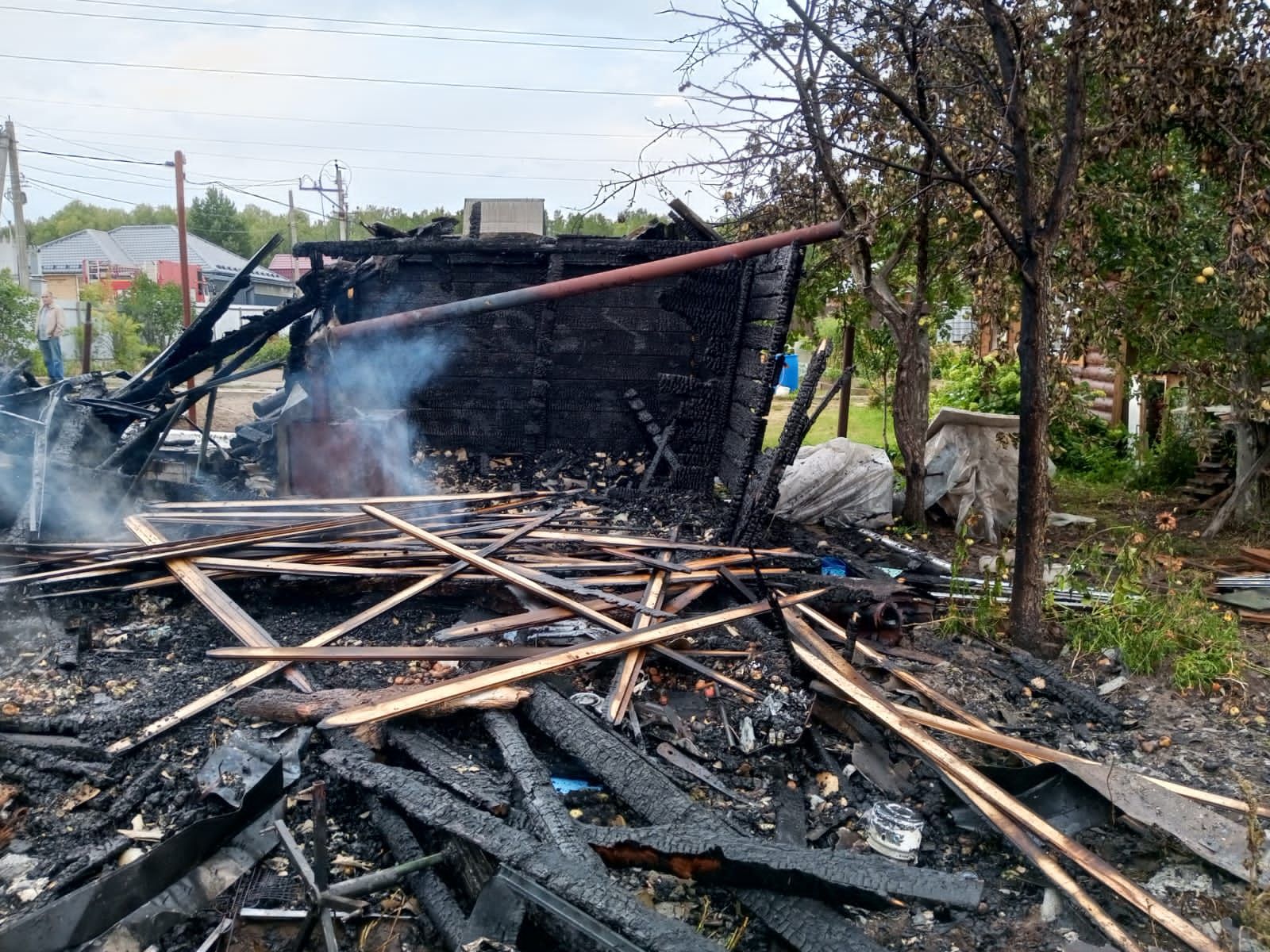 В СНТ «Крутушка-3» ликвидировали сразу два возгорания на разных аллеях