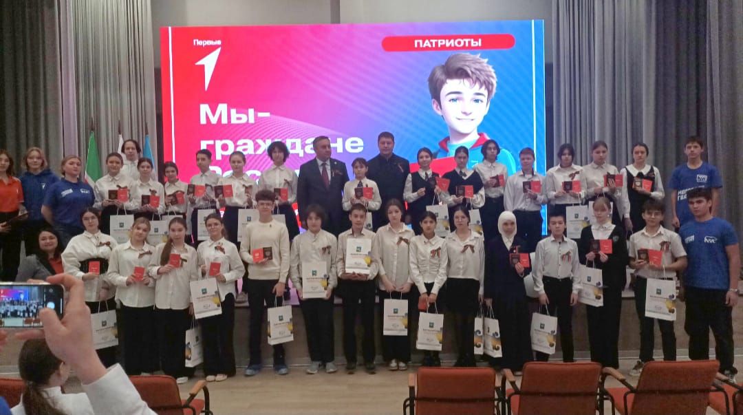 В шестой школе прошло торжественное вручение паспортов юным высокогорцам