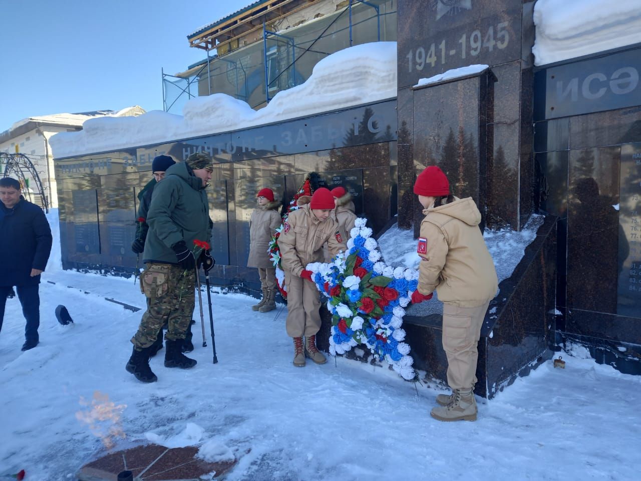 Возложение цветов к памятникам прошло на «Аллее Героев»