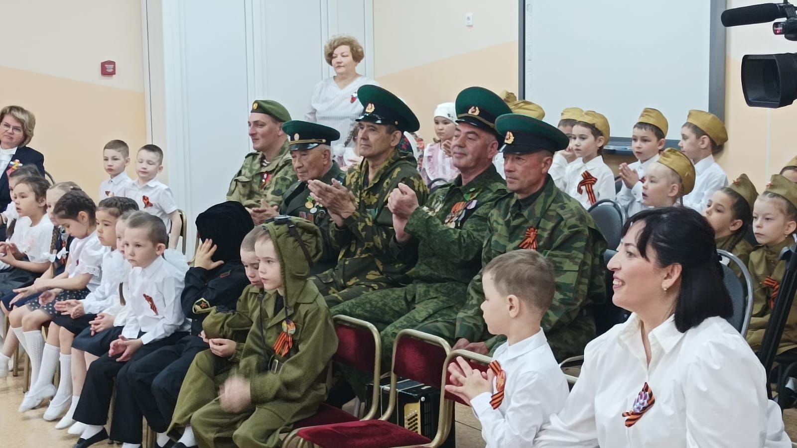 Сегодня в детском саду «Бэлэкэч» прошел концерт-фестиваль военной песни, приуроченный к празднику 9 мая