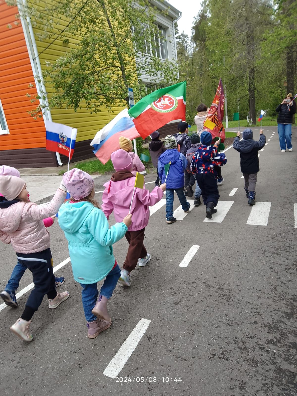 Сегодня в детском саду «Рябинушка» прошел парад с детьми ко Дню Победы
