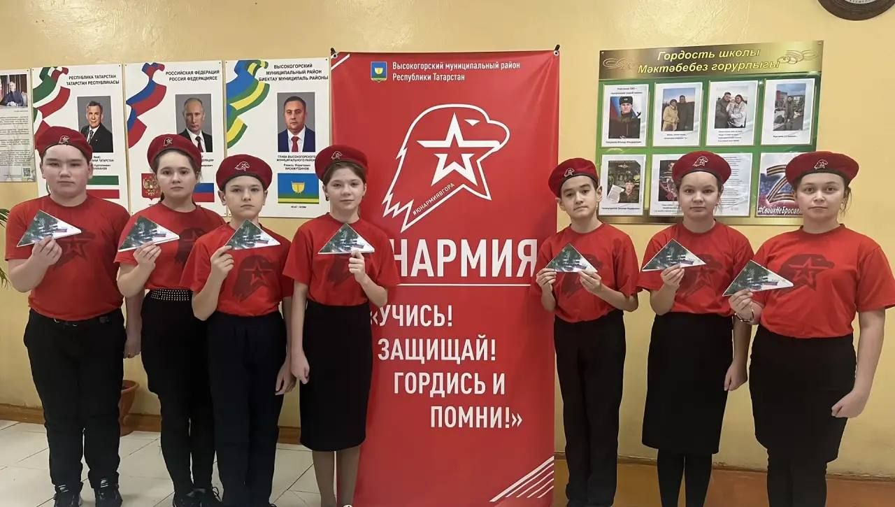 Школьники Высокогорского района написали новогодние письма солдатам на передовую