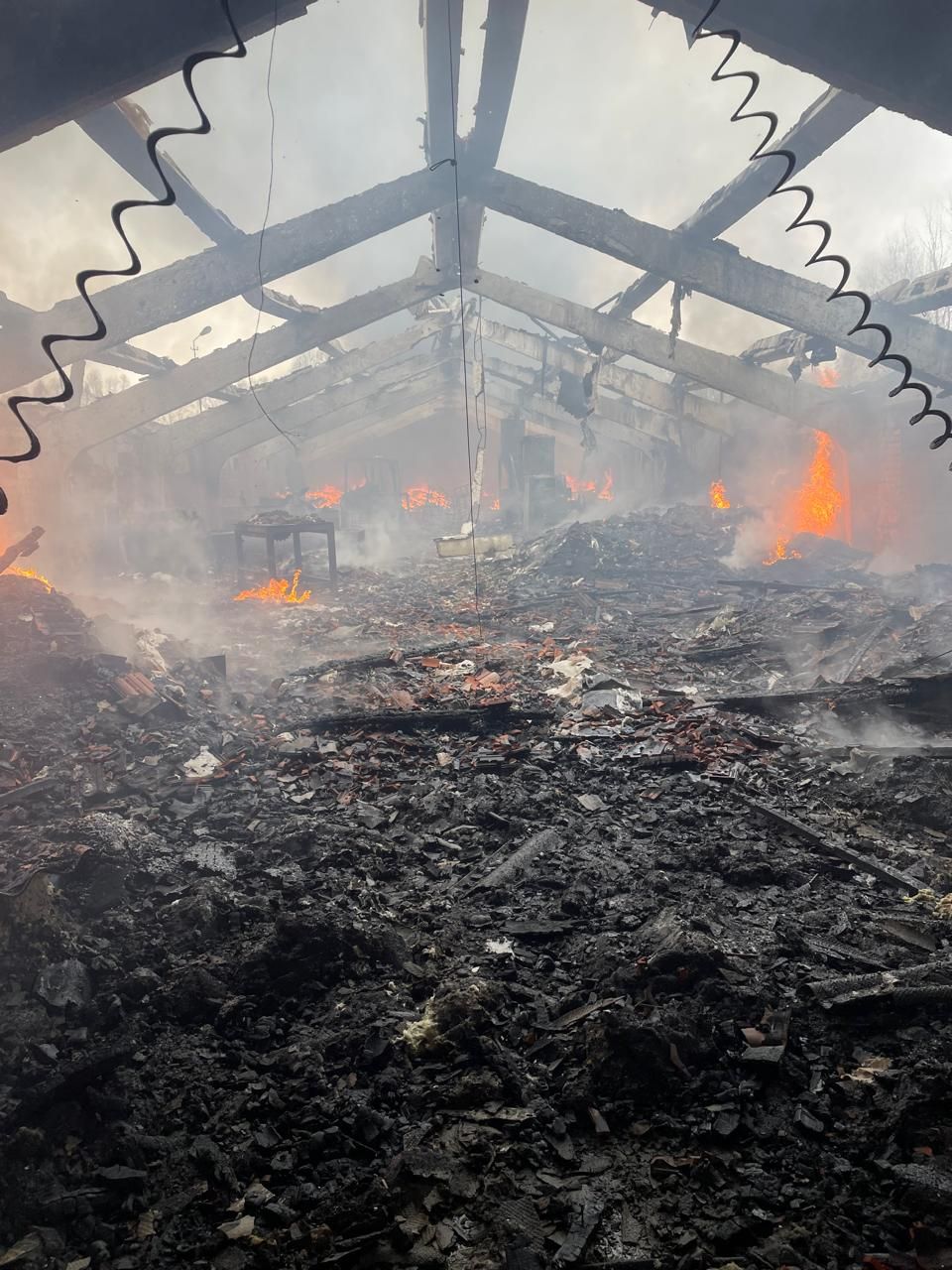 В Семиозерке горит производственное помещение