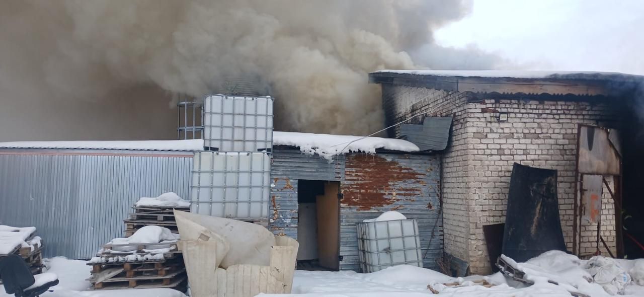 В Семиозерке горит производственное помещение