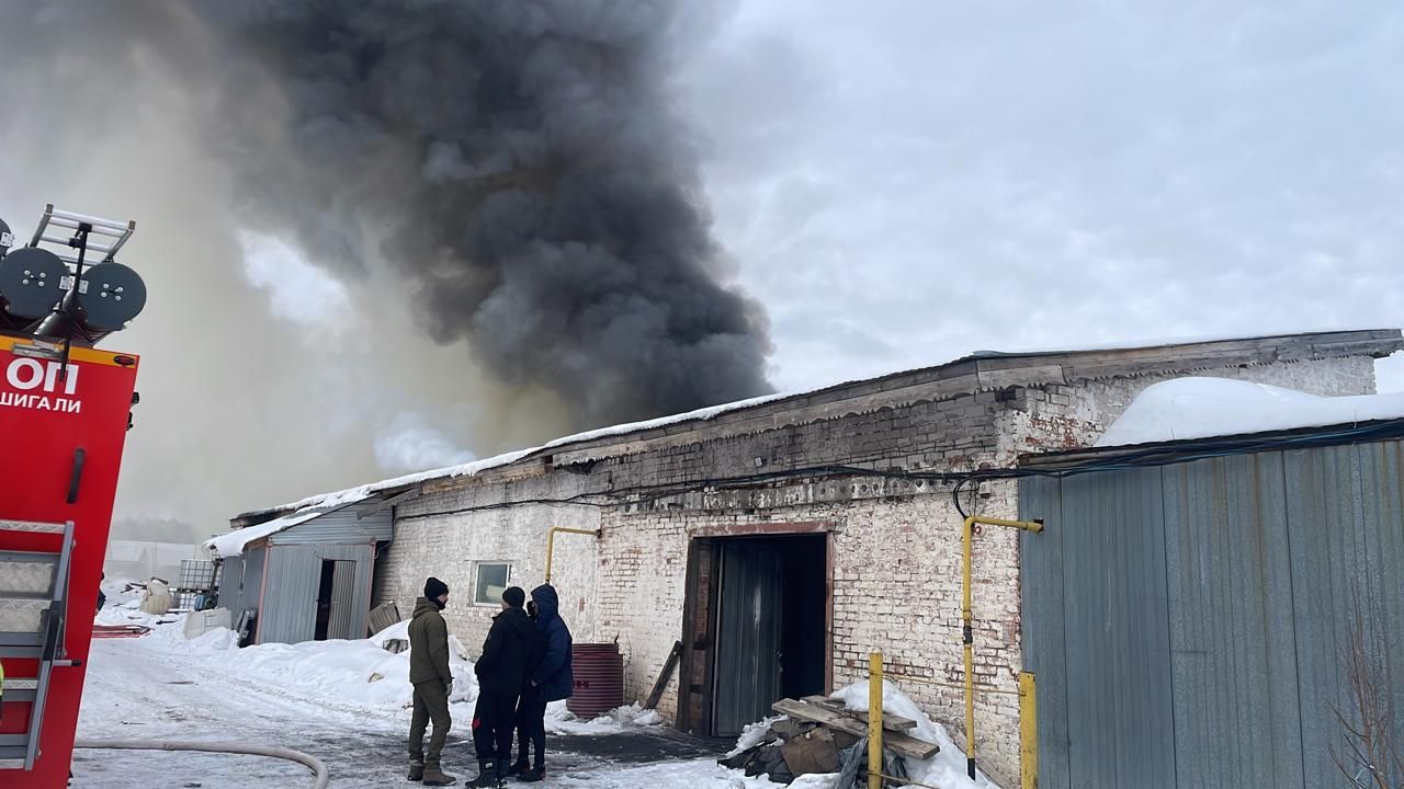 В Семиозерке горит производственное помещение