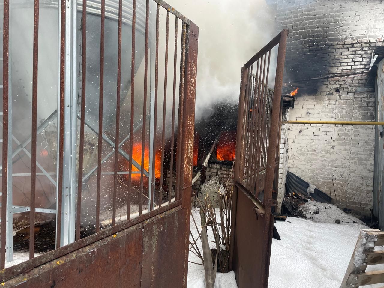В Семиозерке горит производственное помещение