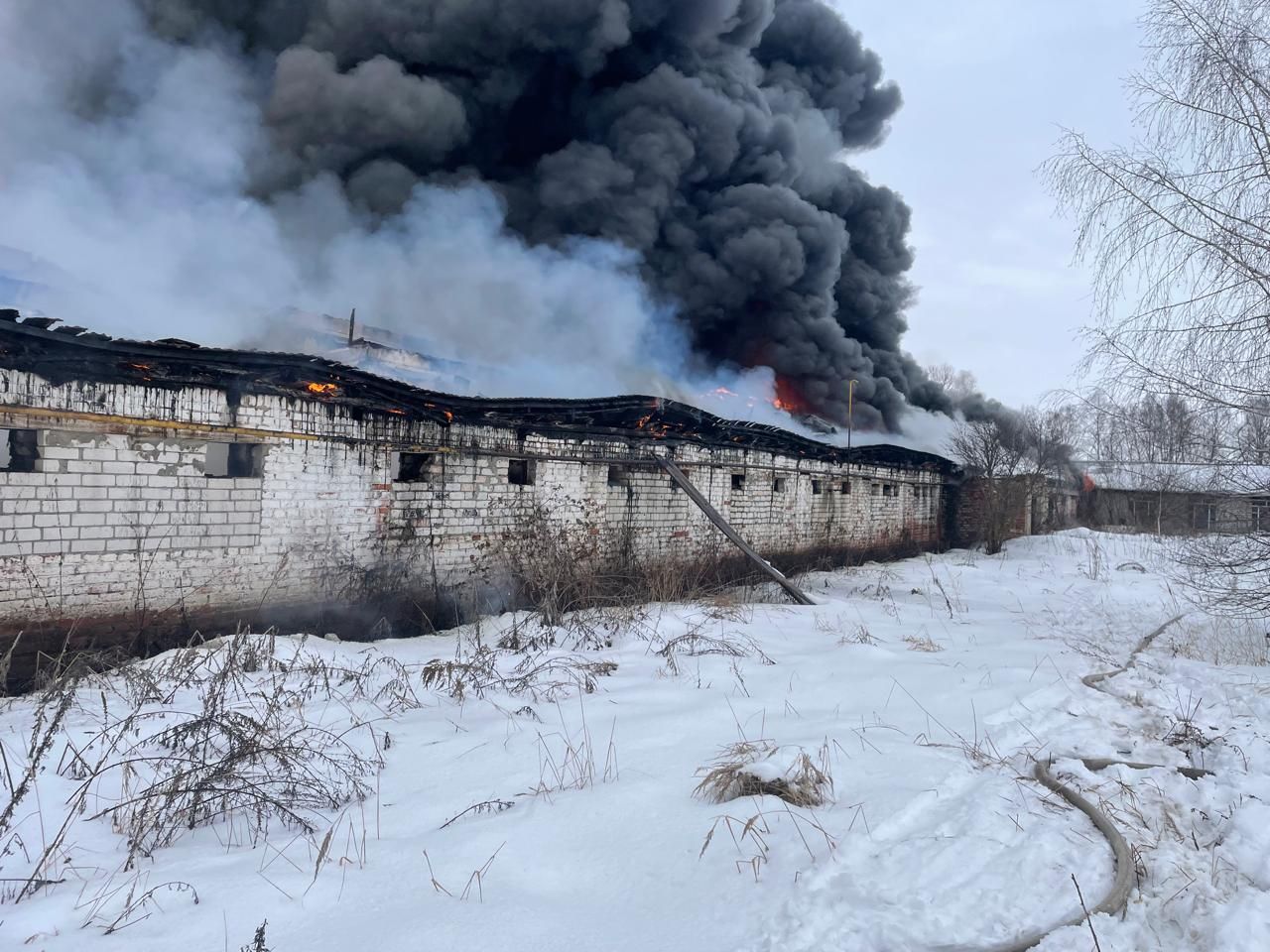 В Семиозерке горит производственное помещение
