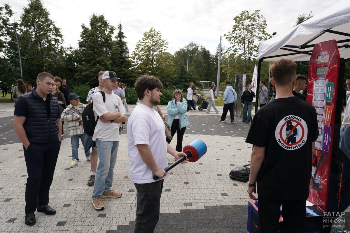 В Казани прошла акция «Замочи мошенника»