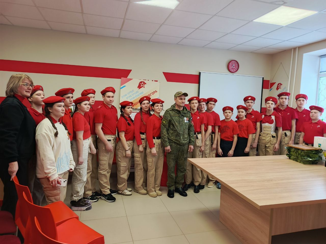 Урок мужества: встреча юнармейцев с участником СВО