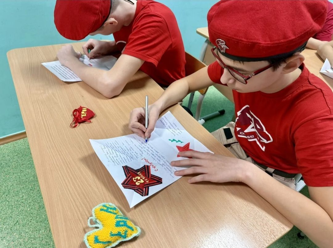 Юнармейцы школ поддержали акции «Письмо солдату» и «Оберег для солдата»