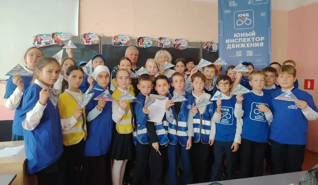 Школьники Высокогорской школы №3 написали письма защитникам Отечества