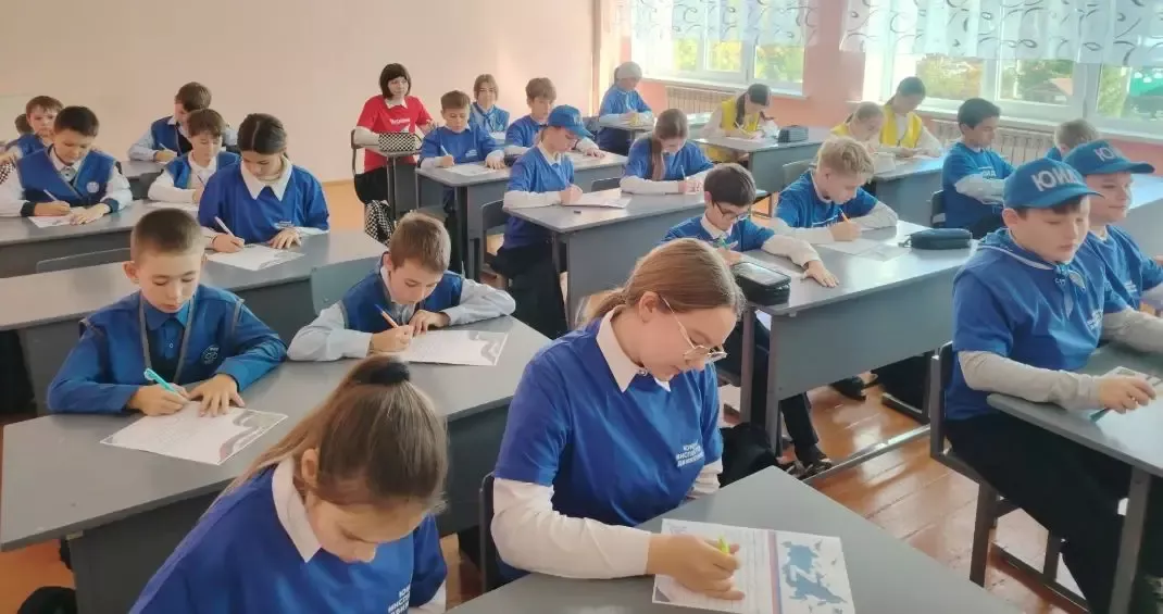 Школьники Высокогорской школы №3 написали письма защитникам Отечества