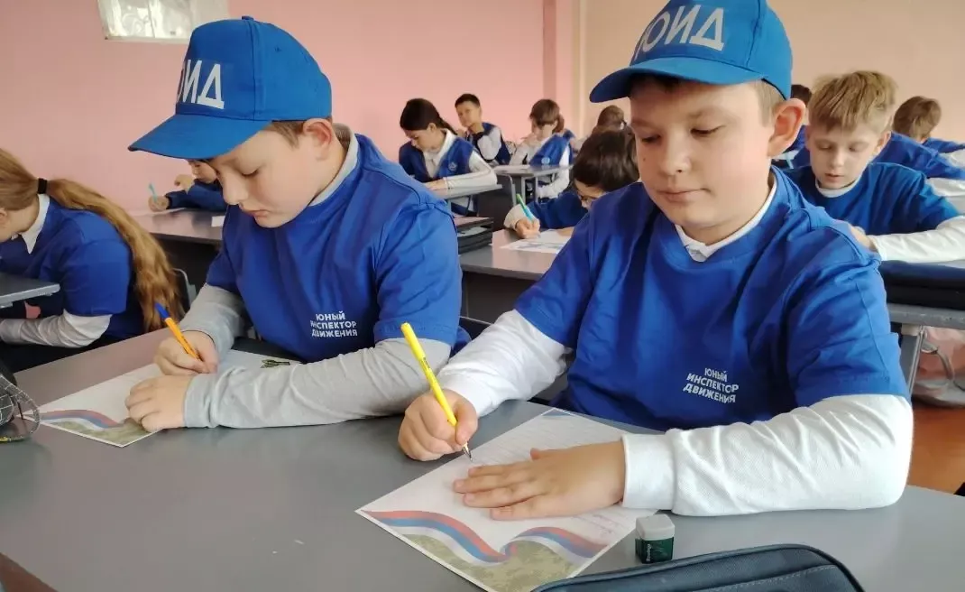 Школьники Высокогорской школы №3 написали письма защитникам Отечества