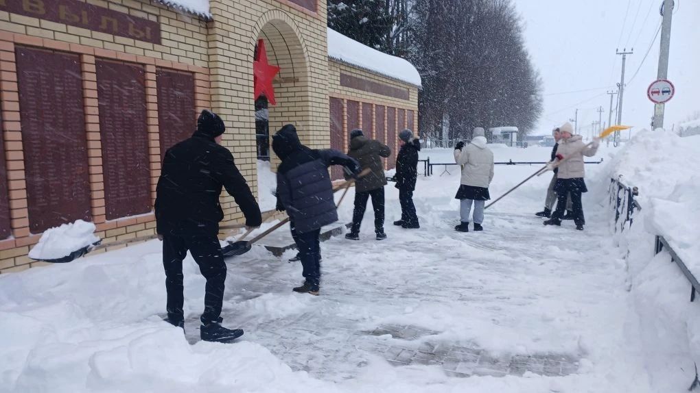Юнармейцы Мемдельской школы очистили памятник героям войны