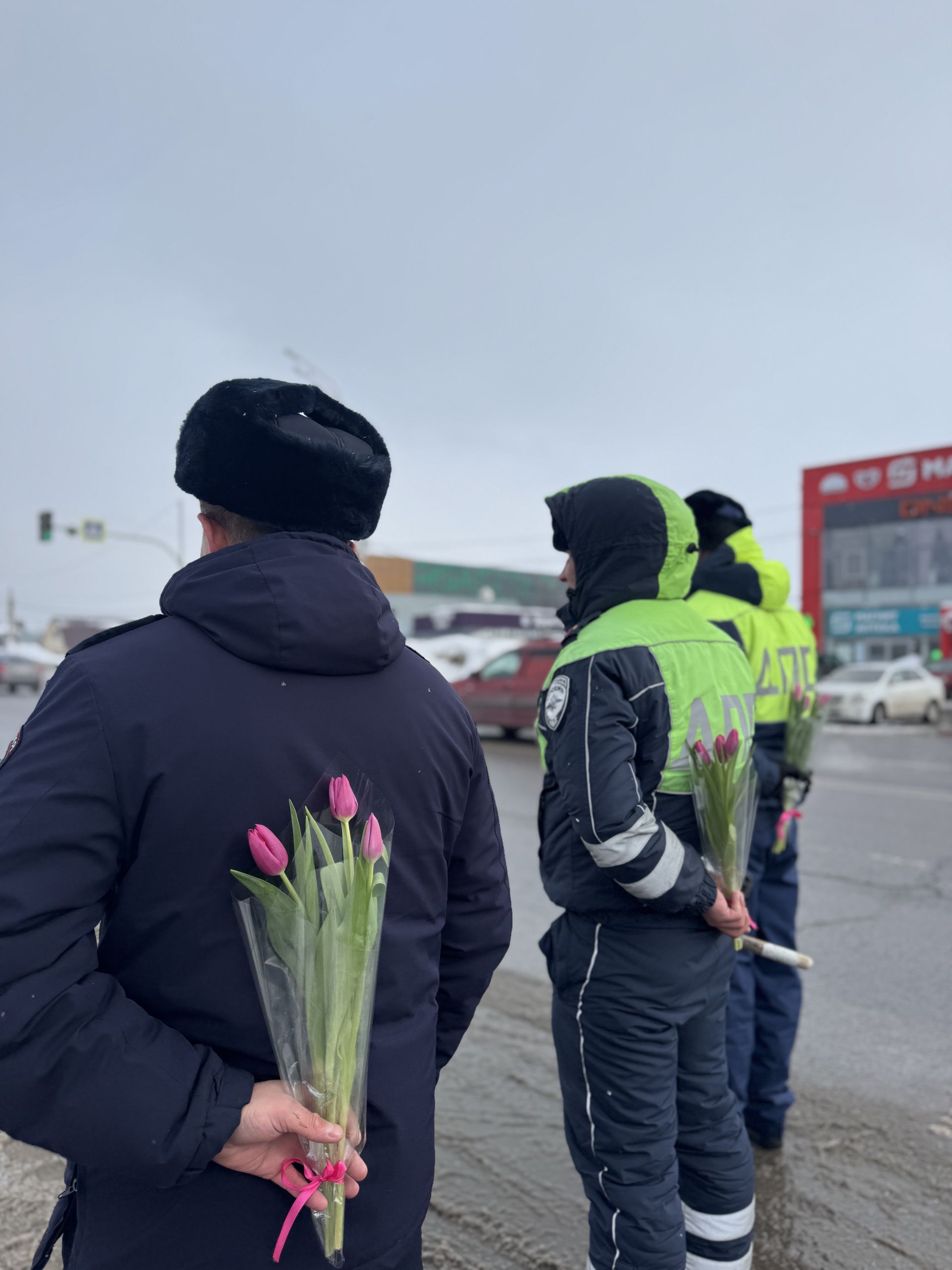 Акция «Цветы для автоледи» подарила праздник женщинам-водителям