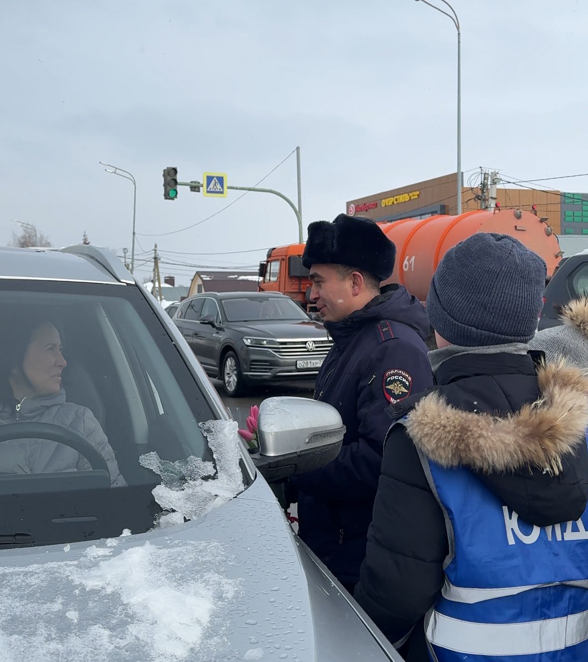Акция «Цветы для автоледи» подарила праздник женщинам-водителям