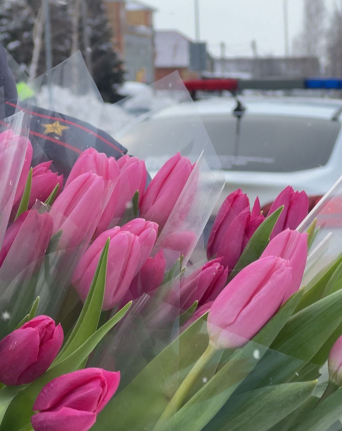 Акция «Цветы для автоледи» подарила праздник женщинам-водителям