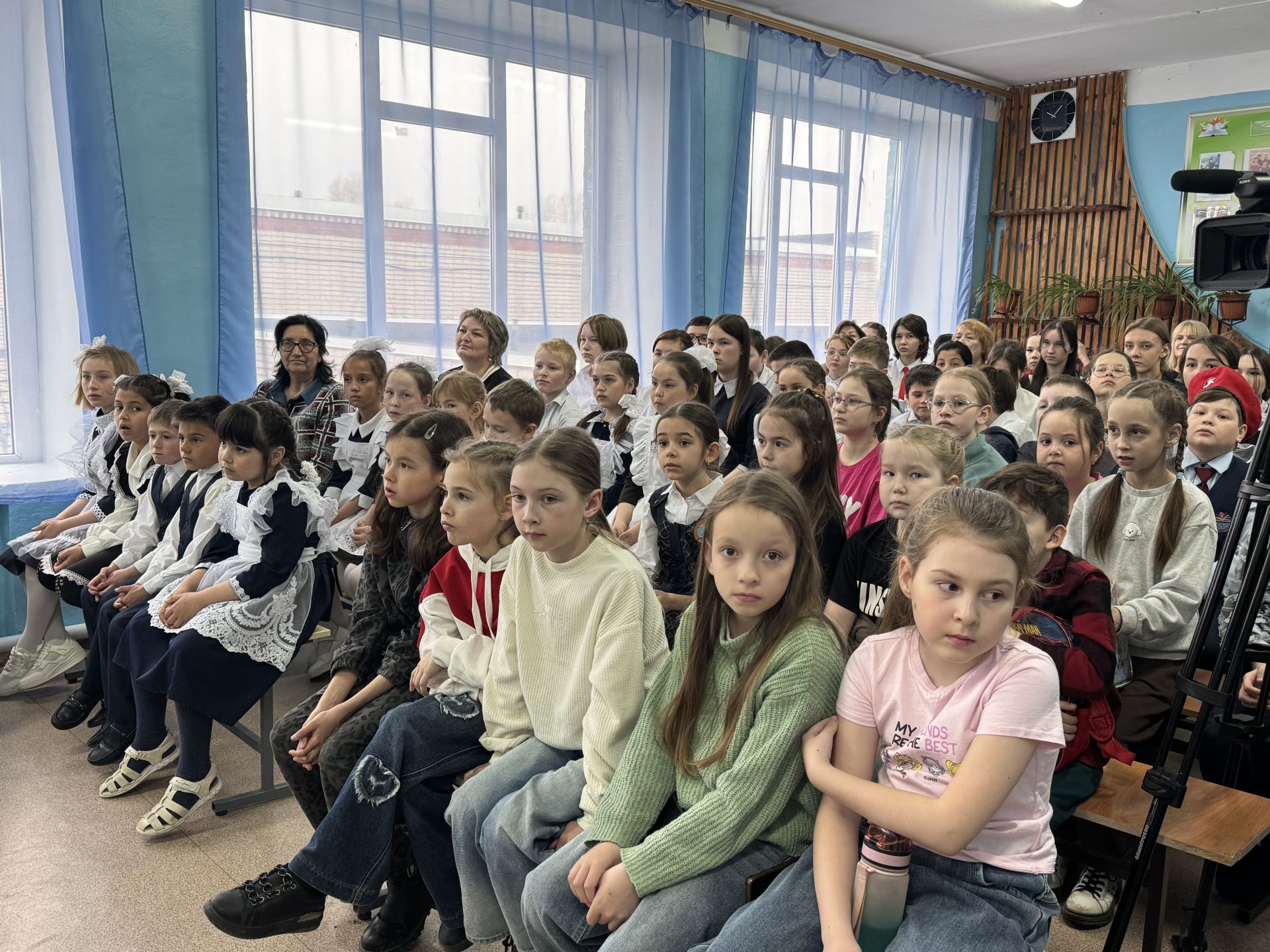 Художник Виталий Скобеев провёл мастер-класс в Алан-Бексерской школе