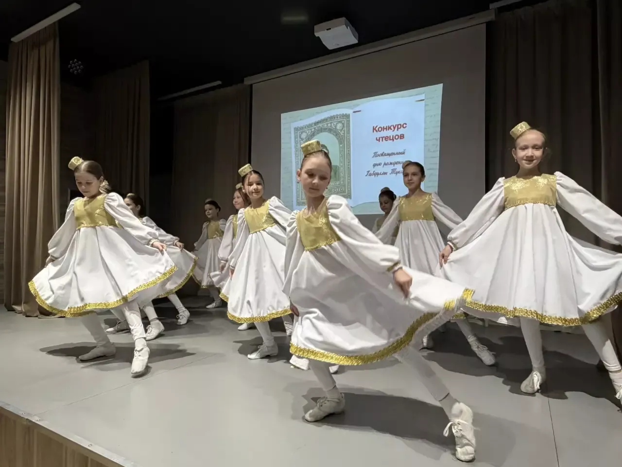Юные таланты читают Тукая на разных языках (фоторепортаж)