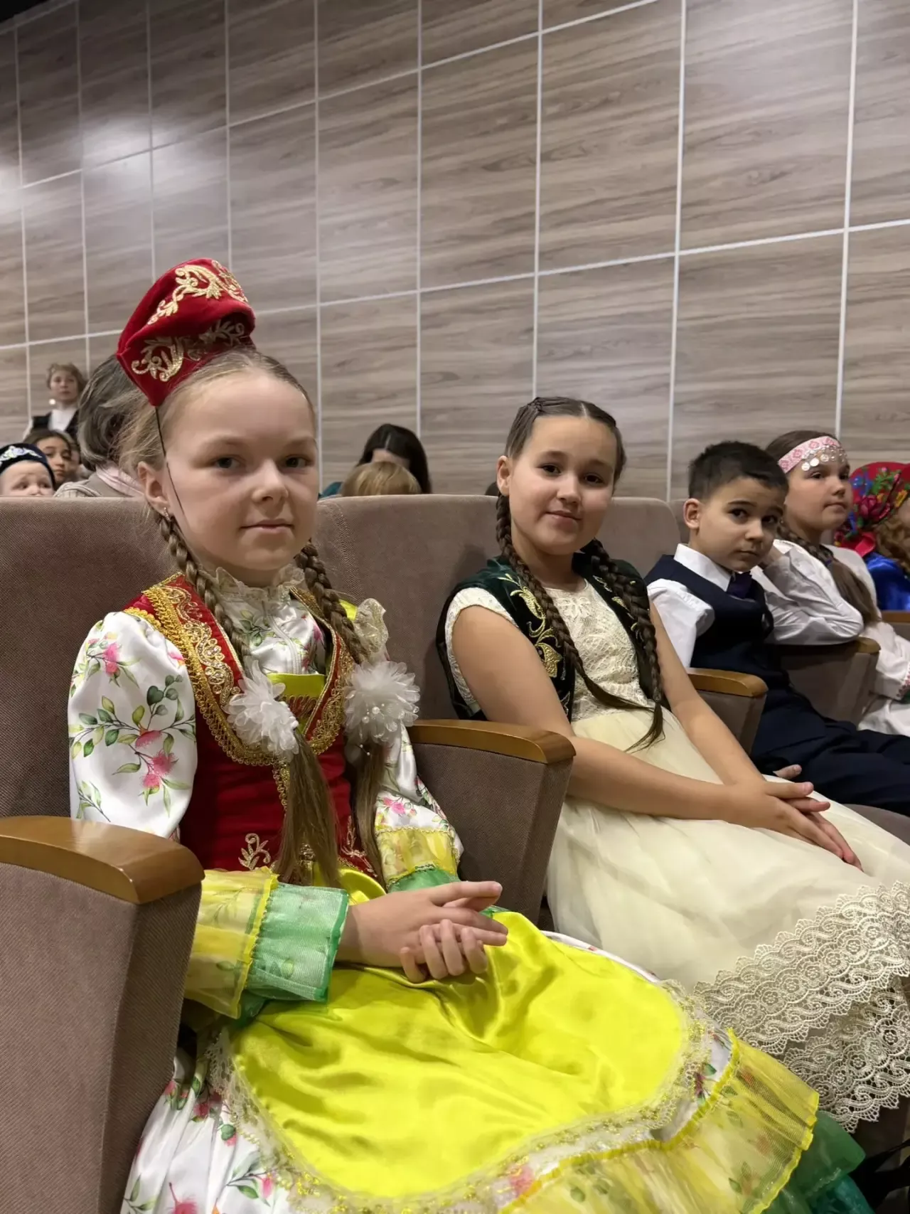 Юные таланты читают Тукая на разных языках (фоторепортаж)