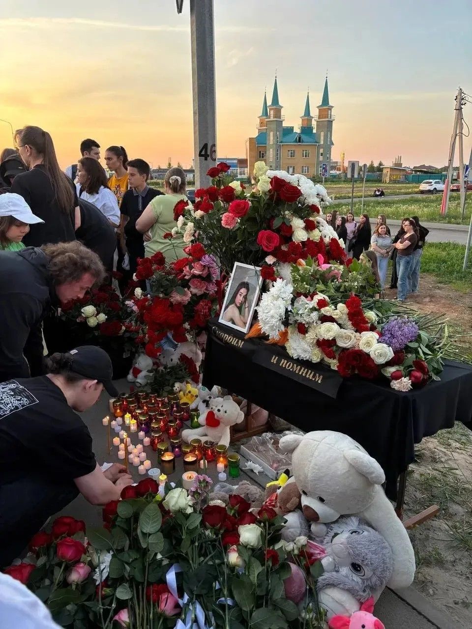 У ЖК «Прованс» появился мемориал в память о погибшей девушке