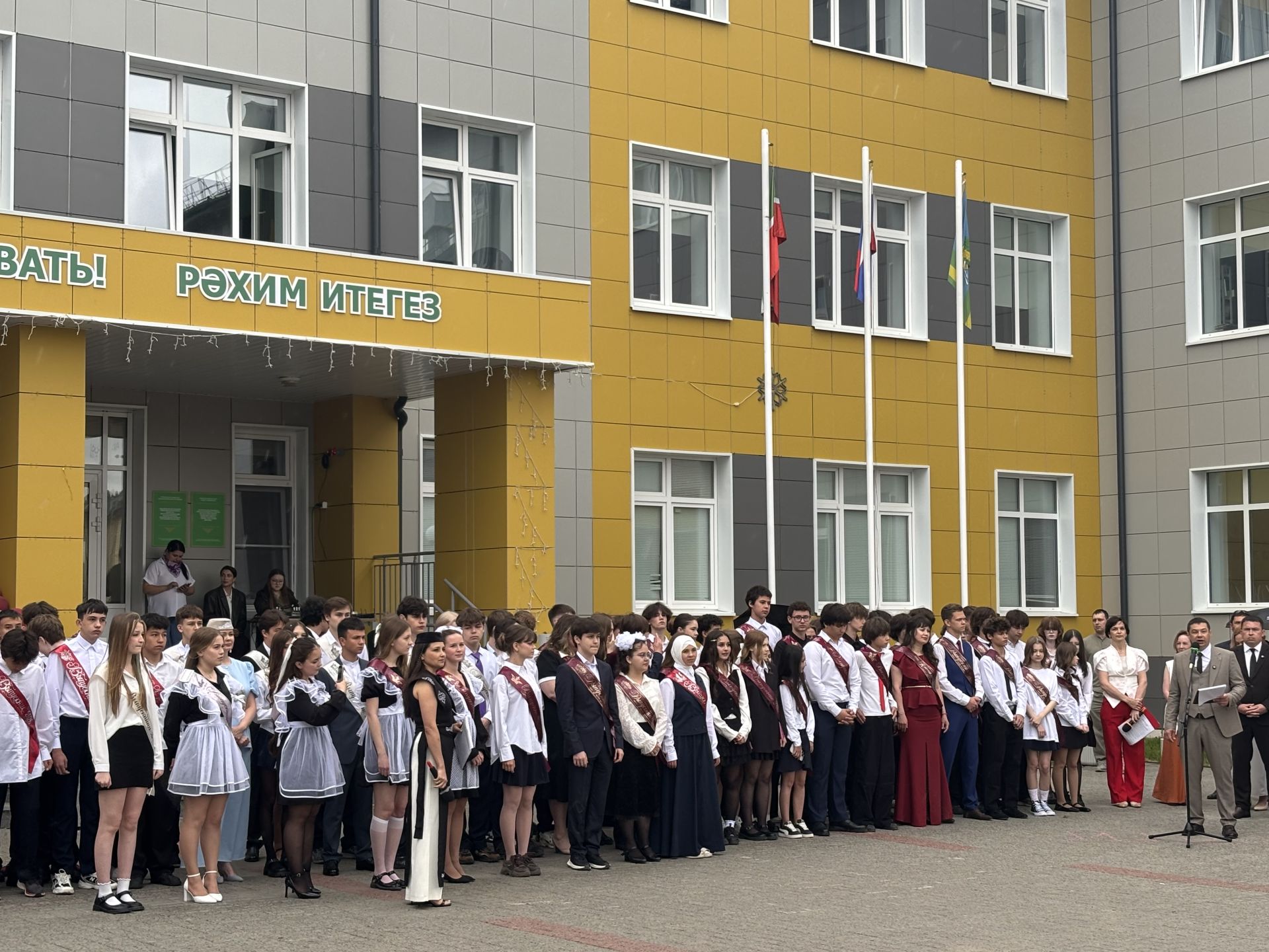 Последний звонок в Высокогорской школе №5 имени Максуди с фоторепортажем