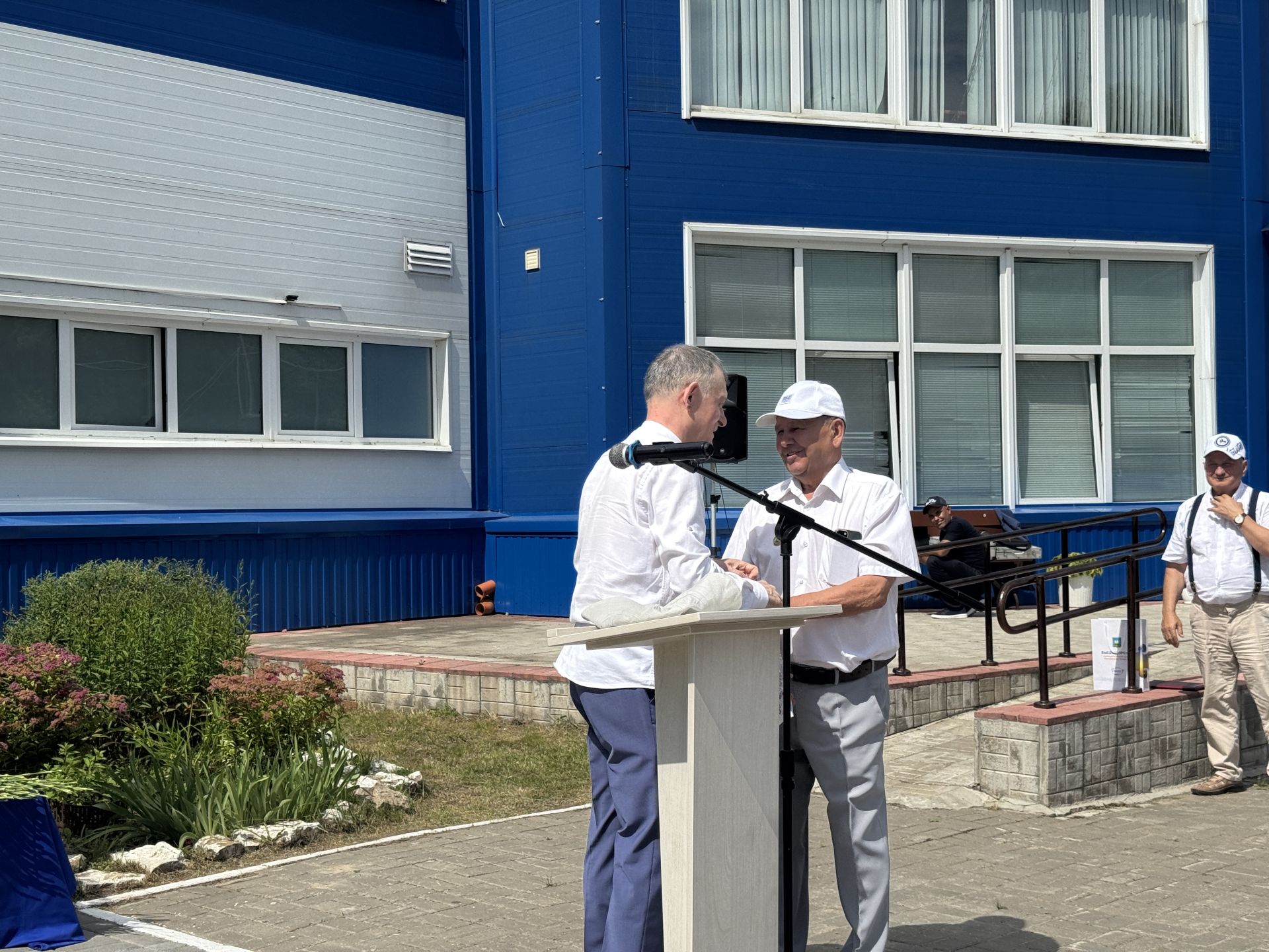 В Высокогорском районе открыли бюст легендарному борцу Анвару Гилязову