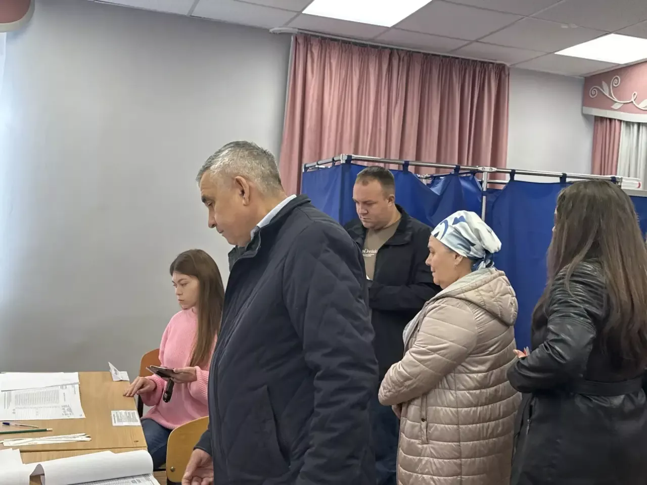 Жители деревни Калинино принимают участие в голосовании на выборах