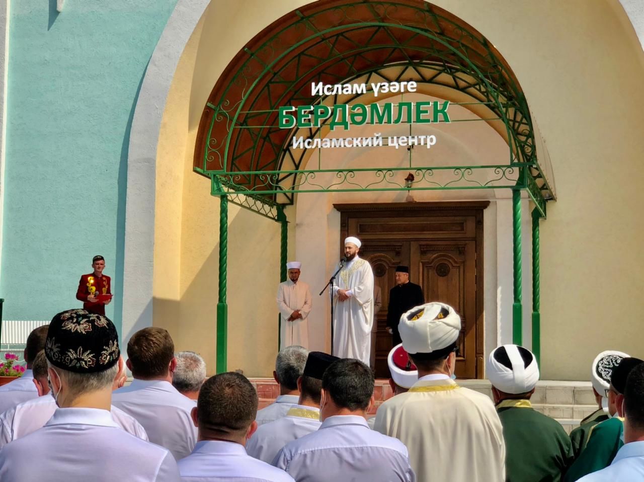 В Высокогорском районе сегодня Президент Республики Татарстан торжественно открыл исламский центр «Бердэмлек»