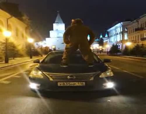 В Казани арестовали водителя, перевозившего на капоте «танцующую обезьяну»  (+ВИДЕО)