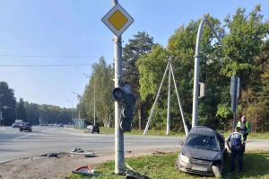 В Высокогорском районе автомобиль наехал на знак и опору