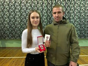 Дарина Добросова награждена медалью за волонтерскую деятельность