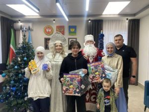 Исполнение желаний: в Высокогорском районе вручили подарки от «Ёлки желаний»