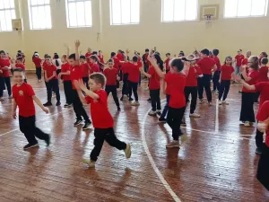 Зарядка и космос своими руками: как в 3-й школе отметили День здоровья