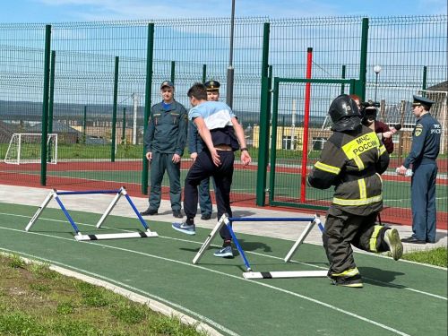 Сегодня прошли соревнования по пожарному многоборью среди школьных команд