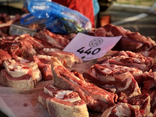 Казанцы посчитали мясной ассортимент на селхозярмарках недоступным