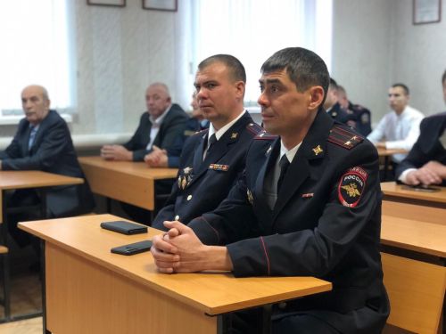 Равиль Хисамутдинов наградил участковых уполномоченных нашего района