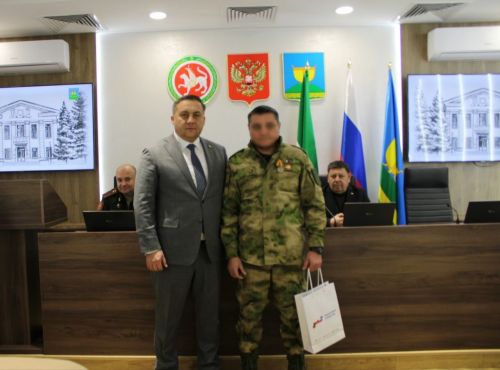 Равиль Хисамутдинов и участники СВО возложили венок на Аллее Славы