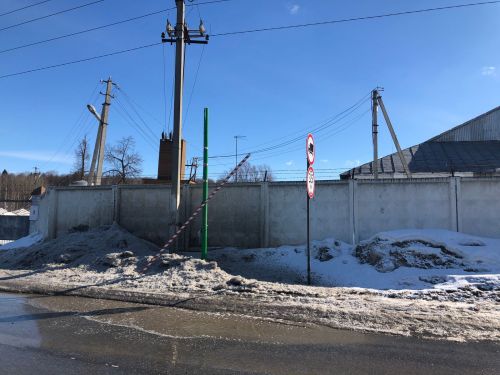 Неизвестные нарушители в очередной раз «роняют» шлагбаум в райцентре