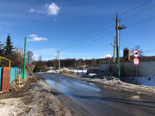 Неизвестные нарушители в очередной раз «роняют» шлагбаум в райцентре