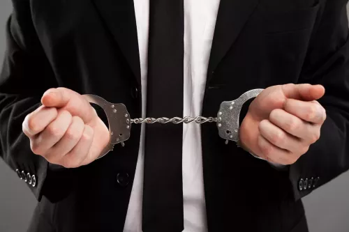 В Казани обманутый муж изнасиловал шваброй любовника жены