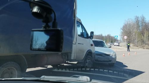 ГАЗель столкнулась с легковым авто на повороте в Усады