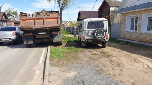 В Лаишево груженый щебнем КАМАЗ врезался в столб у здания местной редакции