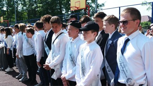 Сегодня для школьников по всему району прозвенел Последний звонок