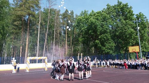 Сегодня для школьников по всему району прозвенел Последний звонок
