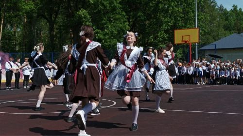Сегодня для школьников по всему району прозвенел Последний звонок