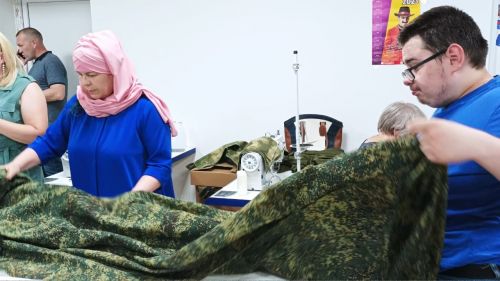 Сегодня волонтеров «Швей бат.Шьем для наших» посетили представители Республиканского движения «Ярдәм янәшә! Помощь рядом!»