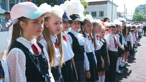 Сегодня для школьников по всему району прозвенел Последний звонок