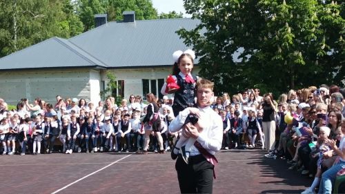 Сегодня для школьников по всему району прозвенел Последний звонок